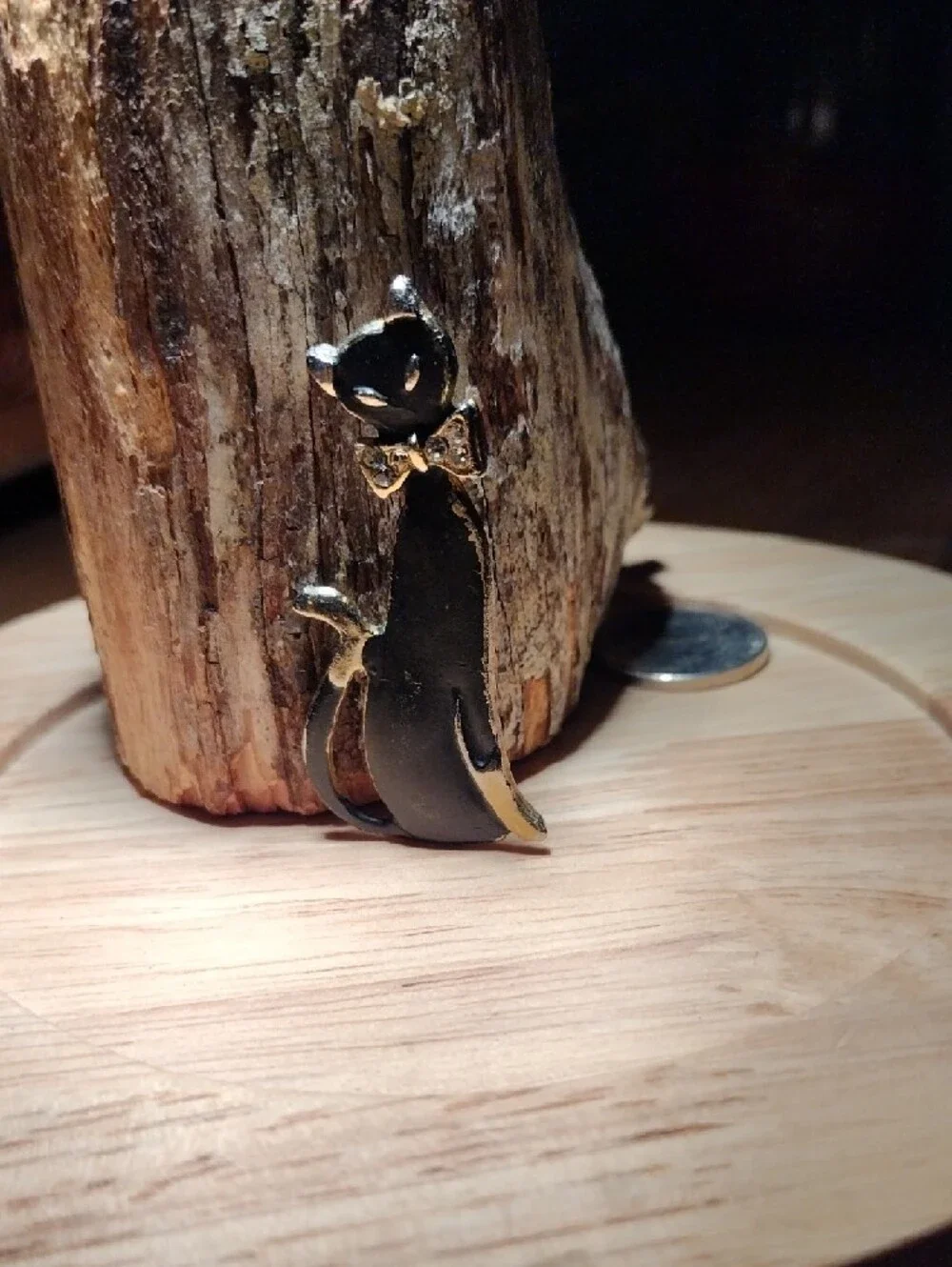 Elegant Black & Gold Cat Brooch - Fashion Accessory for Cat Lovers